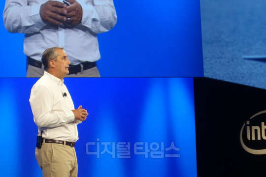 브라이언 크르자니크 인텔 CEO가 18일(현지시간) 인텔개발자포럼(IDF) 기조연설에서 '인텔 EPID'에 대해 설명하고 있다.
